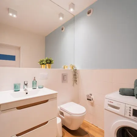 - Near Sky Tower - Private Parking 브로츠와프